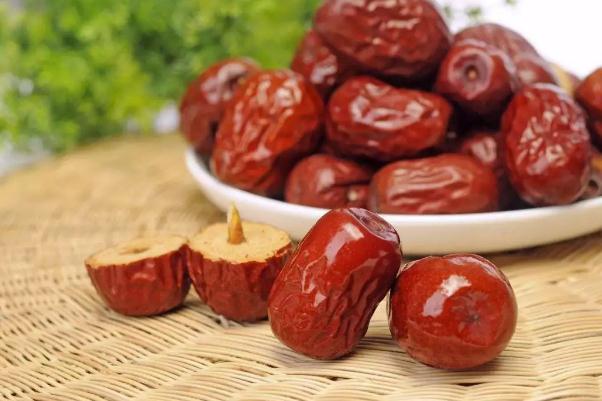 紅棗要不要去皮 紅棗有補(bǔ)血的功效嗎 紅棗要不要去皮 紅棗有補(bǔ)血的功效嗎