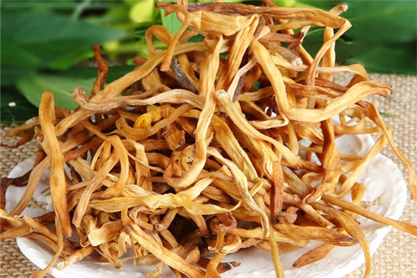 黃花菜曬干之后為什么會變黑 黃花菜曬干是什么顏色 黃花菜曬干之后為什么會變黑 黃花菜曬干是什么顏色