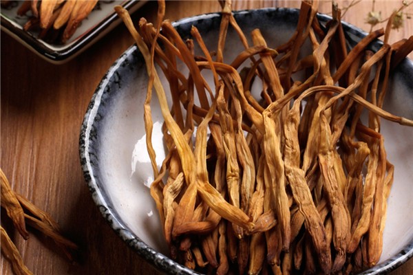 黃花菜曬干之后為什么會變黑 黃花菜曬干是什么顏色 黃花菜曬干之后為什么會變黑 黃花菜曬干是什么顏色