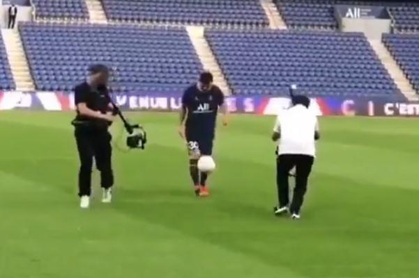 梅西選擇30號(hào)球衣亮相巴黎主場(chǎng)秀顛球 踢足球?qū)ι眢w的好處 梅西選擇30號(hào)球衣亮相巴黎主場(chǎng)秀顛球 踢足球?qū)ι眢w的好處