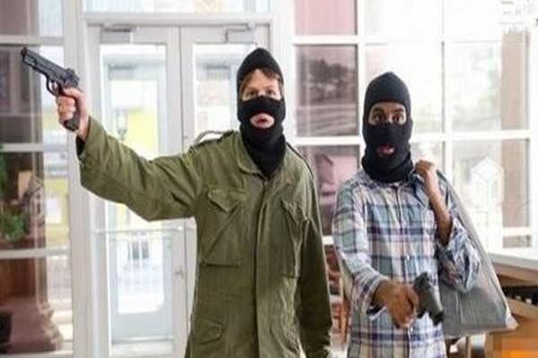 經(jīng)理邊玩手機邊與搶銀行男子聊天 搶銀行判刑多久 經(jīng)理邊玩手機邊與搶銀行男子聊天 搶銀行判刑多久