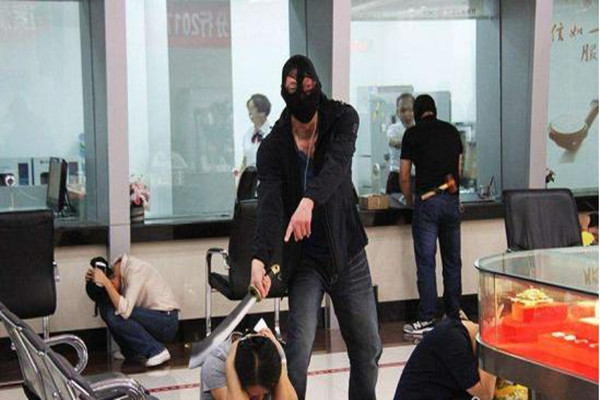 經(jīng)理邊玩手機邊與搶銀行男子聊天 搶銀行判刑多久 經(jīng)理邊玩手機邊與搶銀行男子聊天 搶銀行判刑多久