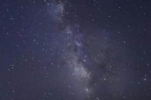 40秒回顧英仙座流星雨劃過天際 “流星雨”是怎么形成的 40秒回顧英仙座流星雨劃過天際 “流星雨”是怎么形成的