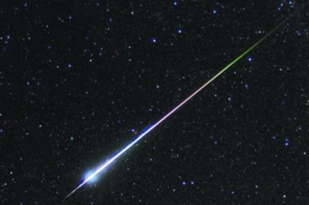 40秒回顧英仙座流星雨劃過天際 “流星雨”是怎么形成的 40秒回顧英仙座流星雨劃過天際 “流星雨”是怎么形成的