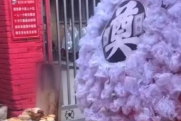 男子為尋妻在小區(qū)門(mén)口設(shè)靈堂 夫妻矛盾最好的解決方式 男子為尋妻在小區(qū)門(mén)口設(shè)靈堂 夫妻矛盾最好的解決方式