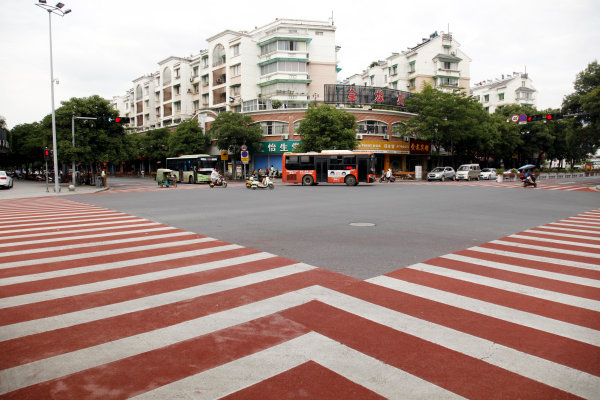 倆女孩在斑馬線上坐臥爬行拍照 行人過斑馬線的規(guī)則 倆女孩在斑馬線上坐臥爬行拍照 行人過斑馬線的規(guī)則