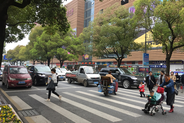 倆女孩在斑馬線上坐臥爬行拍照 行人過斑馬線的規(guī)則 倆女孩在斑馬線上坐臥爬行拍照 行人過斑馬線的規(guī)則