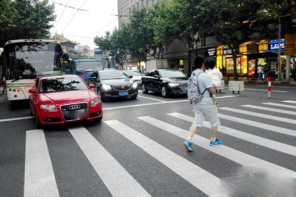 倆女孩在斑馬線上坐臥爬行拍照 行人過斑馬線的規(guī)則 倆女孩在斑馬線上坐臥爬行拍照 行人過斑馬線的規(guī)則