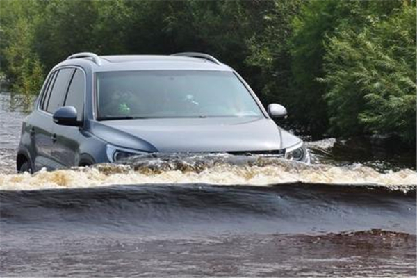 北京駕車(chē)涉水被困2人遇難 汽車(chē)涉水時(shí)應(yīng)該怎樣通過(guò) 北京駕車(chē)涉水被困2人遇難 汽車(chē)涉水時(shí)應(yīng)該怎樣通過(guò)