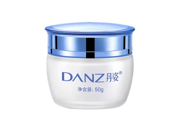 保濕霜可以直接涂臉上嗎 保濕霜可以當(dāng)身體乳嗎 保濕霜可以直接涂臉上嗎 保濕霜可以當(dāng)身體乳嗎