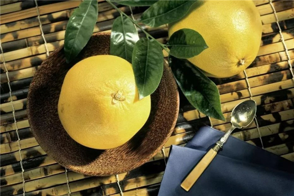 柚子在什么季節(jié)吃最好 柚子吃不完放冰箱里行不行 柚子在什么季節(jié)吃最好 柚子吃不完放冰箱里行不行