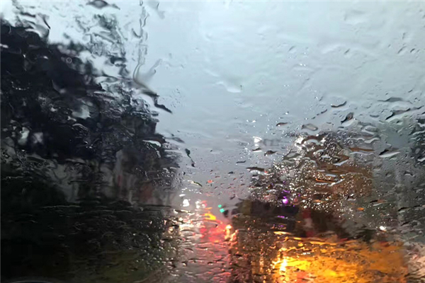 長(zhǎng)沙暴雨有門(mén)店被淹近半 暴雨可以玩手機(jī)嗎 長(zhǎng)沙暴雨有門(mén)店被淹近半 暴雨可以玩手機(jī)嗎