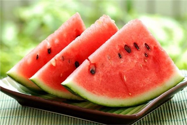 小伙為減肥吃冰西瓜進ICU 隔夜冰西瓜能吃嗎 小伙為減肥吃冰西瓜進ICU 隔夜冰西瓜能吃嗎