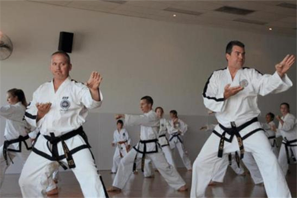 跆拳道多大年齡學(xué)最好 跆拳道的精神和宗旨 跆拳道多大年齡學(xué)最好 跆拳道的精神和宗旨