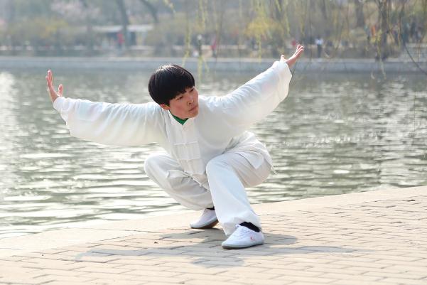 打太極拳會損傷膝關節(jié)嗎 下肢靜脈曲張適合打太極拳嗎