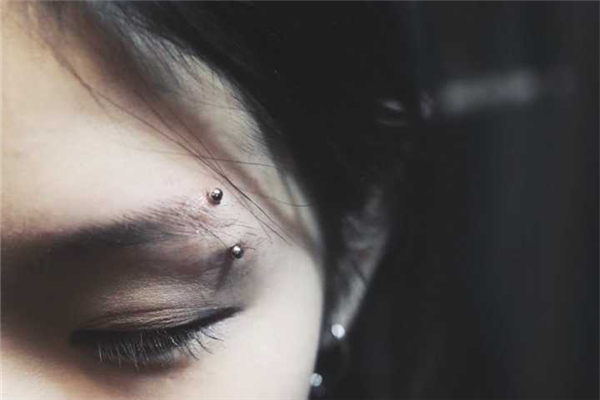 打眉釘會留疤嗎 打眉釘一般多少錢