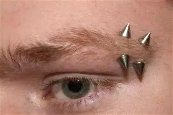 打眉釘痛不痛 打眉釘疼還是耳釘疼 打眉釘痛不痛 打眉釘疼還是耳釘疼