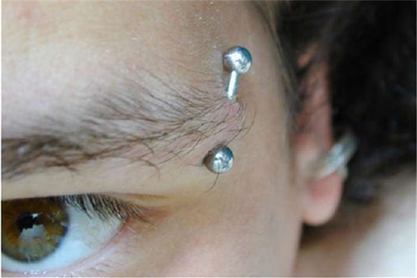 打眉釘痛不痛 打眉釘疼還是耳釘疼 打眉釘痛不痛 打眉釘疼還是耳釘疼