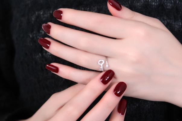 涂指甲油會(huì)不會(huì)得灰指甲 涂指甲油會(huì)影響指甲生長(zhǎng)嗎 涂指甲油會(huì)不會(huì)得灰指甲 涂指甲油會(huì)影響指甲生長(zhǎng)嗎