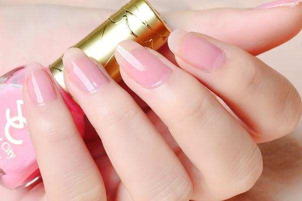 指甲油對身體有什么危害 指甲油干了放熱水里 指甲油對身體有什么危害 指甲油干了放熱水里