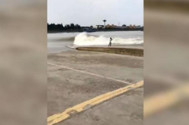 被錢(qián)塘江潮水卷走男子確認(rèn)身亡 觀潮時(shí)要注意哪些事項(xiàng) 被錢(qián)塘江潮水卷走男子確認(rèn)身亡 觀潮時(shí)要注意哪些事項(xiàng)