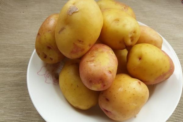 土豆生的會中毒嗎 土豆生的吃了會怎么樣 土豆生的會中毒嗎 土豆生的吃了會怎么樣