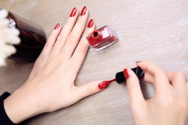 指甲油的氣味對(duì)人體有害嗎 指甲油的主要成分都有哪些 指甲油的氣味對(duì)人體有害嗎 指甲油的主要成分都有哪些