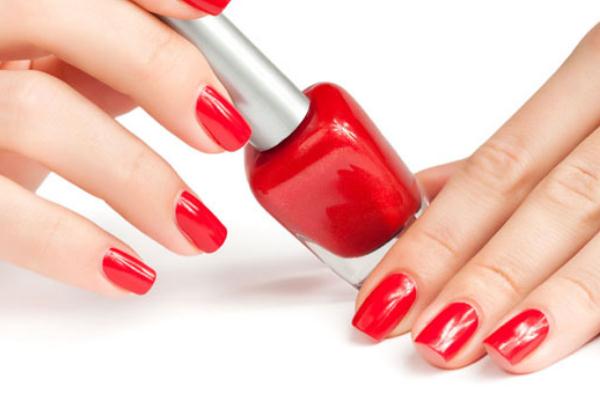 指甲油對身體有什么危害 指甲油干了放熱水里 指甲油對身體有什么危害 指甲油干了放熱水里