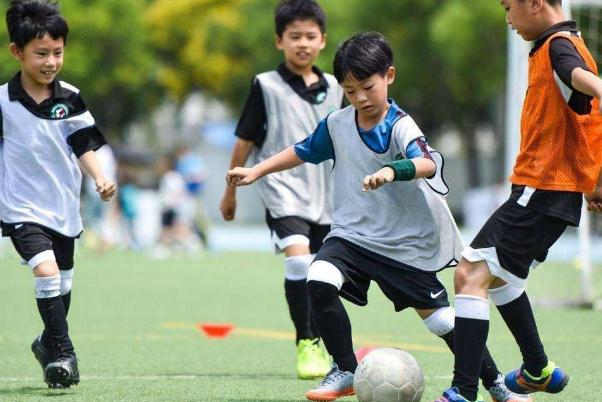 踢足球可以鍛煉什么 踢足球可以長(zhǎng)高嗎 踢足球可以鍛煉什么 踢足球可以長(zhǎng)高嗎