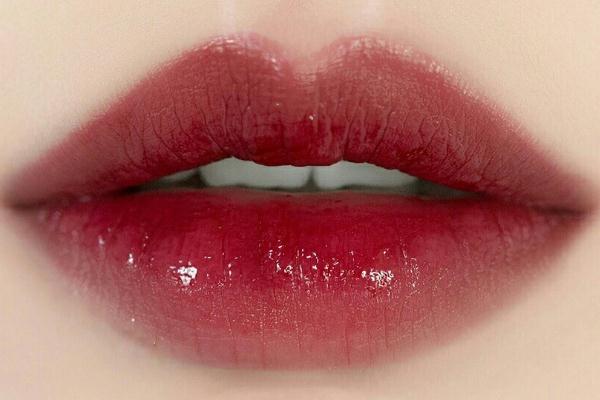 唇釉與口紅有什么區(qū)別 唇釉哪個(gè)牌子最好用 唇釉與口紅有什么區(qū)別 唇釉哪個(gè)牌子最好用