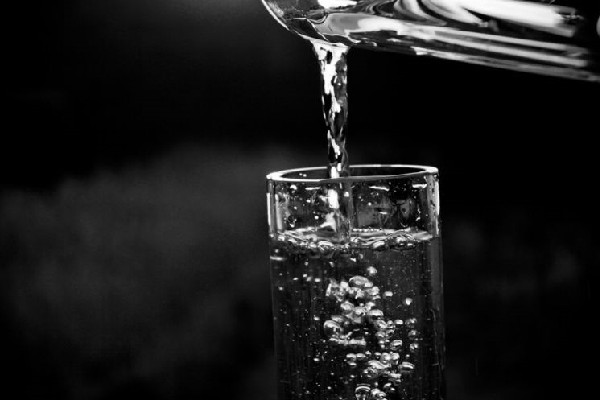 喝水多尿多是什么原因 喝水多總跑廁所是新陳代謝快嗎 喝水多尿多是什么原因 喝水多總跑廁所是新陳代謝快嗎