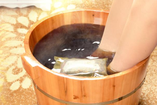 中藥泡腳用什么藥材 中藥泡腳可以天天泡嗎 中藥泡腳用什么藥材 中藥泡腳可以天天泡嗎