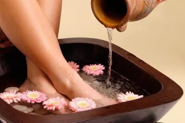 中藥泡腳是先洗澡還是先泡腳 中藥泡腳要泡多少分鐘 中藥泡腳是先洗澡還是先泡腳 中藥泡腳要泡多少分鐘