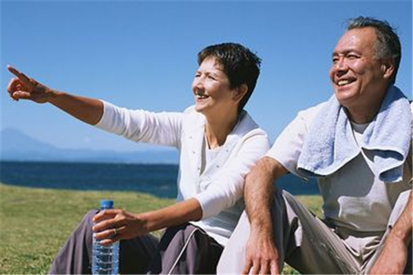 曬太陽穿什么顏色的衣服最好 曬太陽對皮膚有好處嗎 曬太陽穿什么顏色的衣服最好 曬太陽對皮膚有好處嗎
