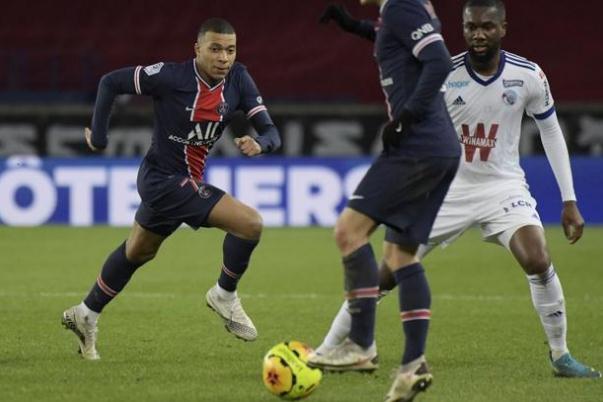 踢足球?qū)ι砀哂杏绊憜?踢足球?qū)ν刃偷挠绊? alt=