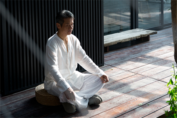 冥想要不要聽(tīng)音樂(lè) 冥想要閉眼睛嗎 冥想要不要聽(tīng)音樂(lè) 冥想要閉眼睛嗎