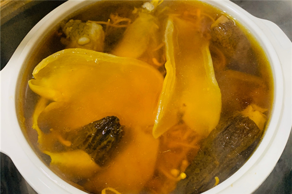 燉雞湯是先放鹽還是后放鹽 燉雞湯是整只雞還好切開(kāi)燉好 燉雞湯是先放鹽還是后放鹽 燉雞湯是整只雞還好切開(kāi)燉好