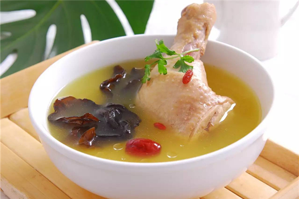 燉雞湯可以中途加水嗎 燉雞湯放什么材料好吃最補身體 燉雞湯可以中途加水嗎 燉雞湯放什么材料好吃最補身體