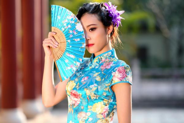 旗袍式樣來自哪個民族 旗袍配什么樣的發(fā)型最好看 旗袍式樣來自哪個民族 旗袍配什么樣的發(fā)型最好看