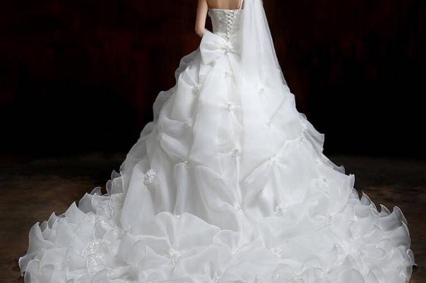 婚紗是買(mǎi)的好還是租的好 婚紗要準(zhǔn)備幾套 婚紗是買(mǎi)的好還是租的好 婚紗要準(zhǔn)備幾套