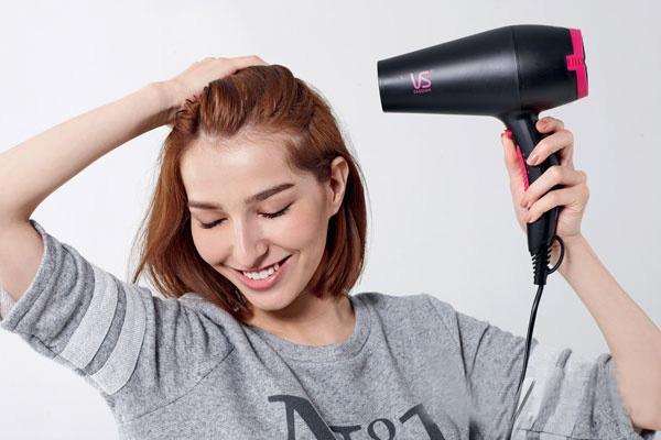 干發(fā)噴霧怎么弄才不會(huì)白白的 干發(fā)噴霧正確用法 干發(fā)噴霧怎么弄才不會(huì)白白的 干發(fā)噴霧正確用法