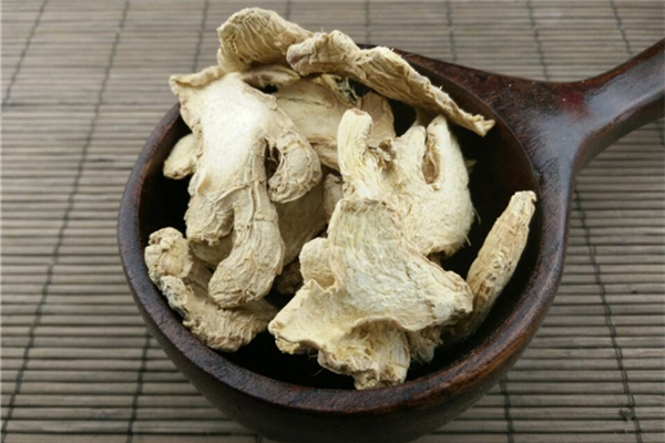 干姜蔥白煮水能治療慢性咽炎嗎 干姜可以用生姜代替嗎 干姜蔥白煮水能治療慢性咽炎嗎 干姜可以用生姜代替嗎