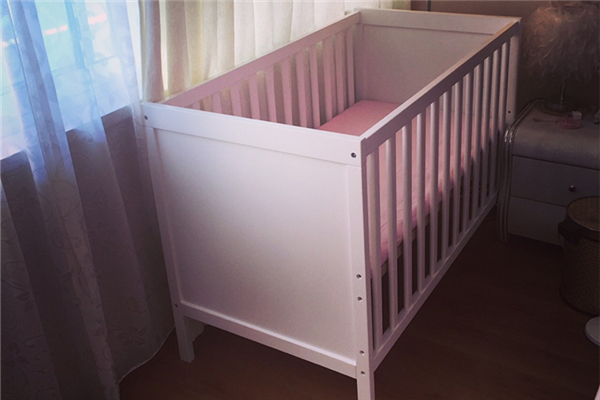 嬰兒床買(mǎi)二手的好不好 嬰兒床買(mǎi)什么材質(zhì)好 嬰兒床買(mǎi)二手的好不好 嬰兒床買(mǎi)什么材質(zhì)好