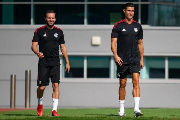 踢足球能練出腹肌嗎 踢足球能用手嗎 踢足球能練出腹肌嗎 踢足球能用手嗎