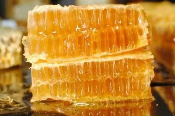 蜂巢蜜可以咽下去嗎 蜂巢蜜可以泡水喝么 蜂巢蜜可以咽下去嗎 蜂巢蜜可以泡水喝么