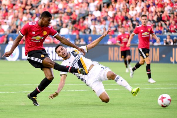 踢足球能練出腹肌嗎 踢足球能用手嗎 踢足球能練出腹肌嗎 踢足球能用手嗎