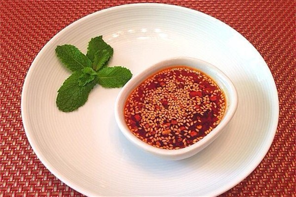 油辣子放醋還是放酒 油辣子放醋有什么好處 油辣子放醋還是放酒 油辣子放醋有什么好處