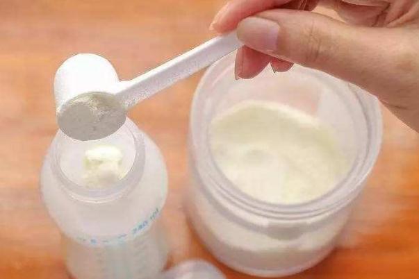 奶粉要多少溫度的水最適合 奶粉要放冰箱嗎 奶粉要多少溫度的水最適合 奶粉要放冰箱嗎