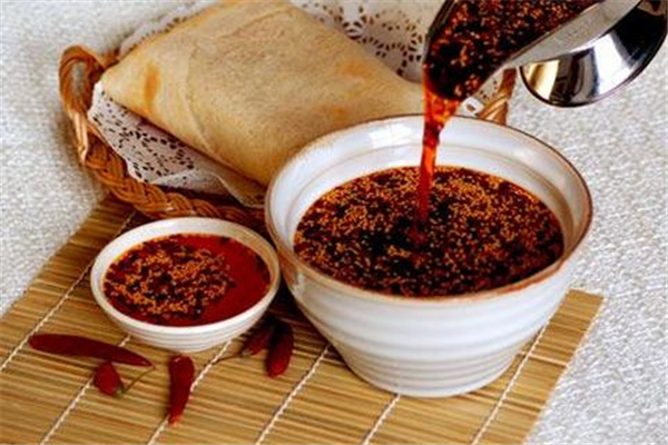 油辣子和辣椒醬哪個適合拌飯 油辣子和辣椒醬的區(qū)別 油辣子和辣椒醬哪個適合拌飯 油辣子和辣椒醬的區(qū)別