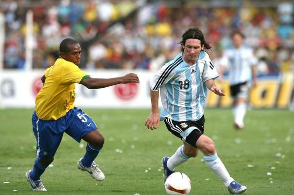 足球運動員是怎么訓(xùn)練的 足球運動員是什么職業(yè) 足球運動員是怎么訓(xùn)練的 足球運動員是什么職業(yè)